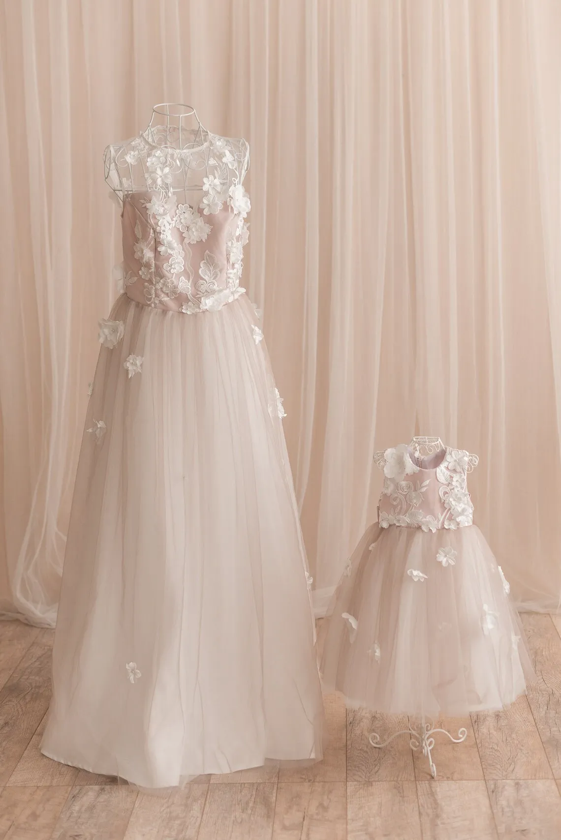 

Платье для мамы и дочки в стиле A-Line с аппликацией и кружевом, наряд для мамы и дочки, с бантом на спине, тюлевое платье для девочек