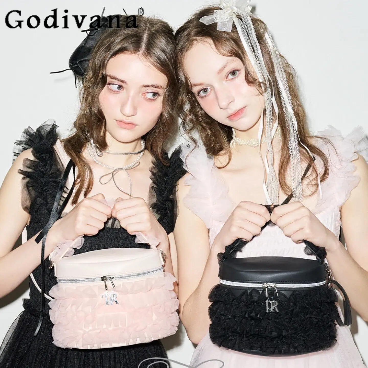 

Japanese girl sweet lace edge portable cosmetic bag ins wind portable storage doll feeling messenger bag