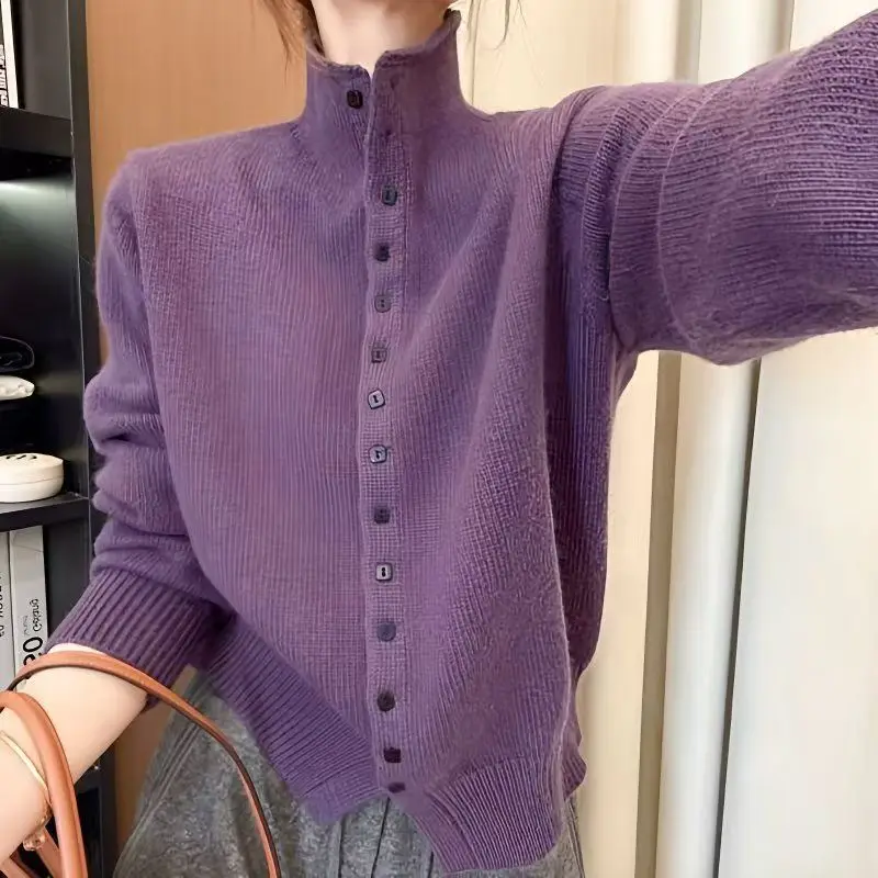 سترة صوفية رمادية نصف الياقة المدورة للنساء في خريف وشتاء 2025 بلوزات محبوكة بنمط جديد