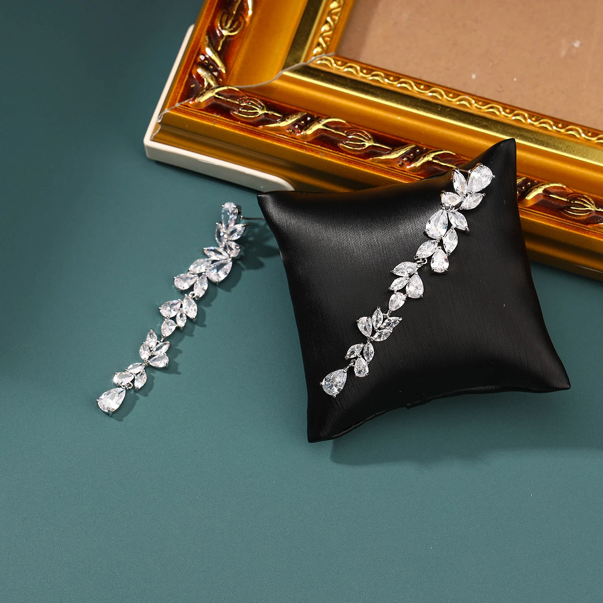 

Fashion cubic zirconia leaf long hanging earrings elegant women white leaf pendant earrings bridal wedding jewelry