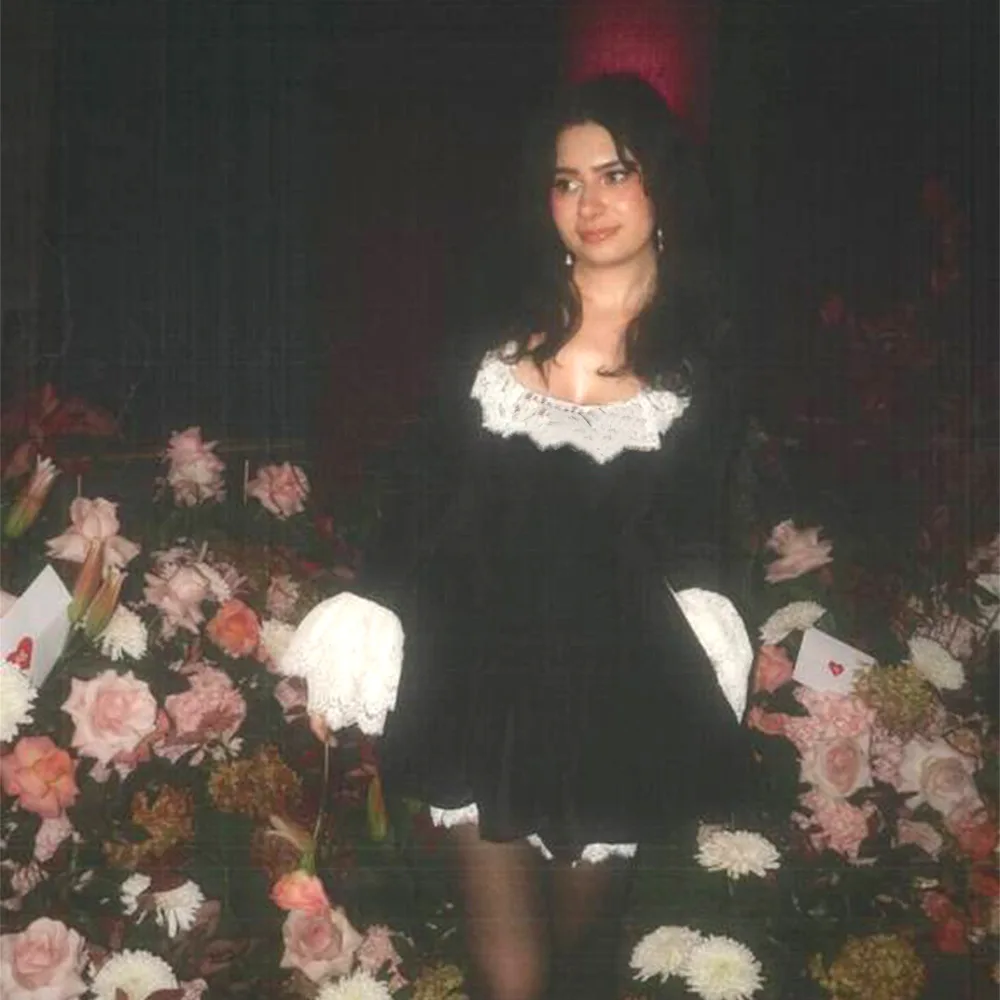 Vestido F de Inverno com Saia Curta de Cintura Alta com Renda, Manga Longa, Gola Quadrada e Design em Patchwork, Tecid...