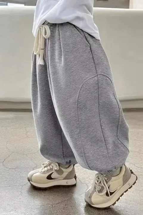 2026 Neue Frühlings-Freizeithose für Kinder, schwarze Jogginghose mit elastischem Bund und geradem Bein für Jungen, lockere Kinderhose mit Taschen, 90-140 – Detail 6