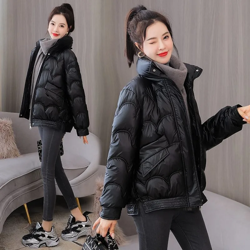 เสื้อแจ็คเก็ตผ้าฝ้ายเนื้อเงาแบบใช้แล้วทิ้งสำหรับผู้หญิง รุ่นสั้น ฤดูหนาว 2025 รุ่นใหม่สไตล์เกาหลี เสื้อโค้ทผ้าฝ้ายหลวม บุนวมเล็กๆ แฟชั่น สวมใส่สบาย