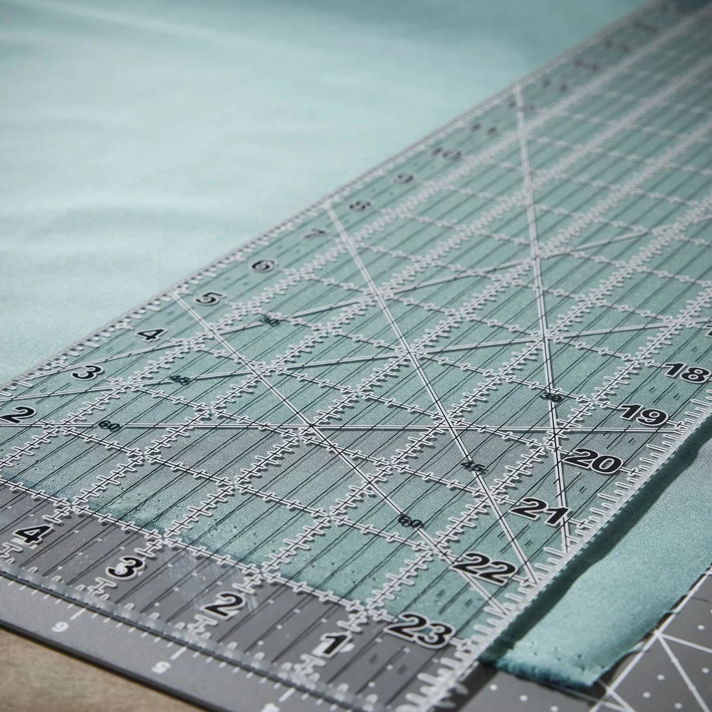 6インチ x 24インチ 縫製定規 測定ツール 透明アクリル製 滑り止め付き 足角度インジケーター 見やすいグリッドライン 生地切断