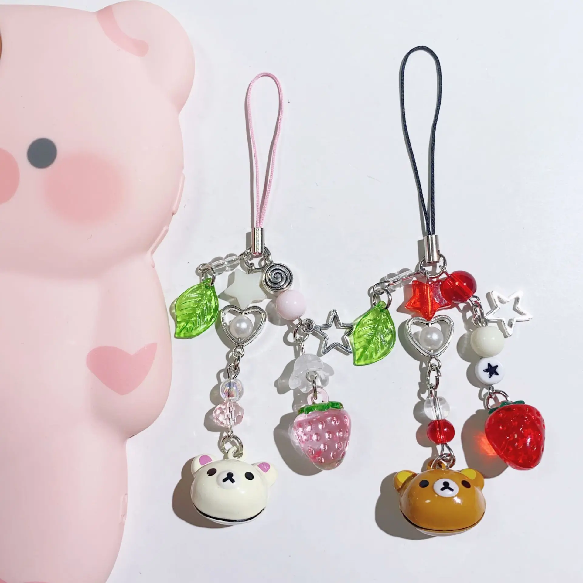 Niedlicher Glockenbär-Anhänger, passende Handy-Schlüsselanhänger, handgefertigt, Rilakkuma-Erdbeer-Perlen-Accessoires, Paar-Geschenke – Detail 1
