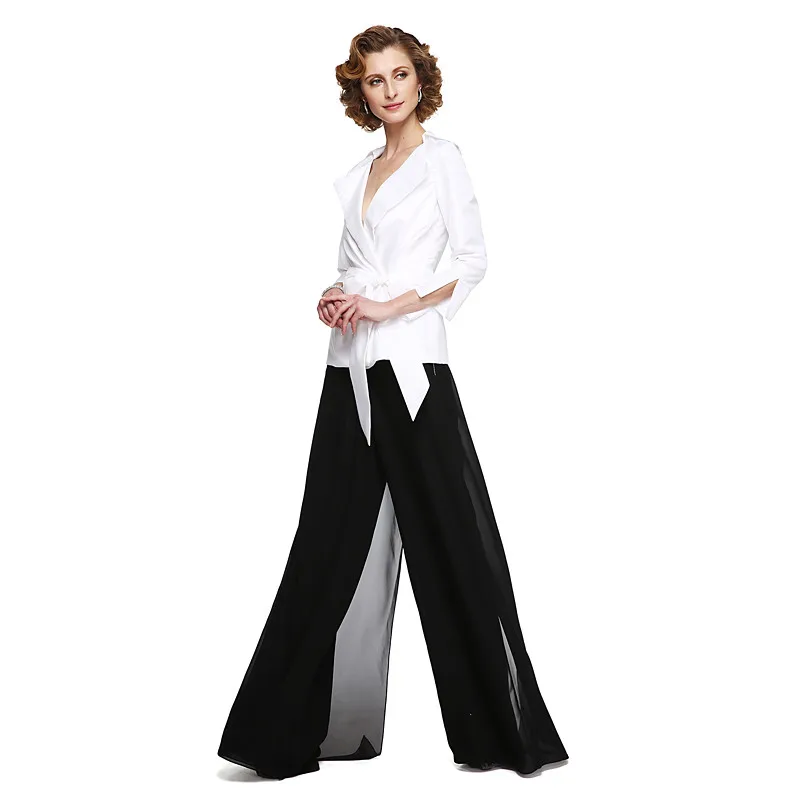 Mãe chique personalizada do pantsuit da noiva com parte superior branca do envoltório e calças largas pretas Traje elegante moderno do partido do casamento