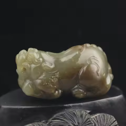 China natural hetian jade hand carved feng shui decor statue dragon pi xiu pendant sculpture n