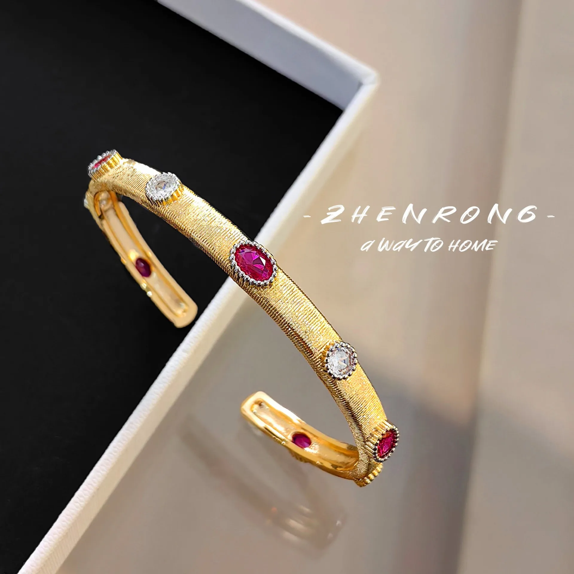 Foydjew Italian Vintage Jewelry Inlaid Red Corundum Gold-plated Bracelets Women\'s 2024 New Trend