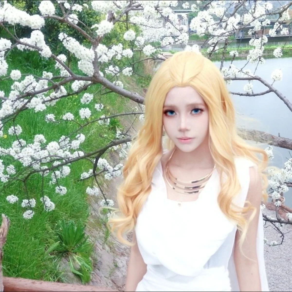 أزياء روز شعر مستعار تأثيري | تجعيد الشعر الأشقر الاصطناعية المقاومة للحرارة مع الانفجارات المركزية المقطوعة #2