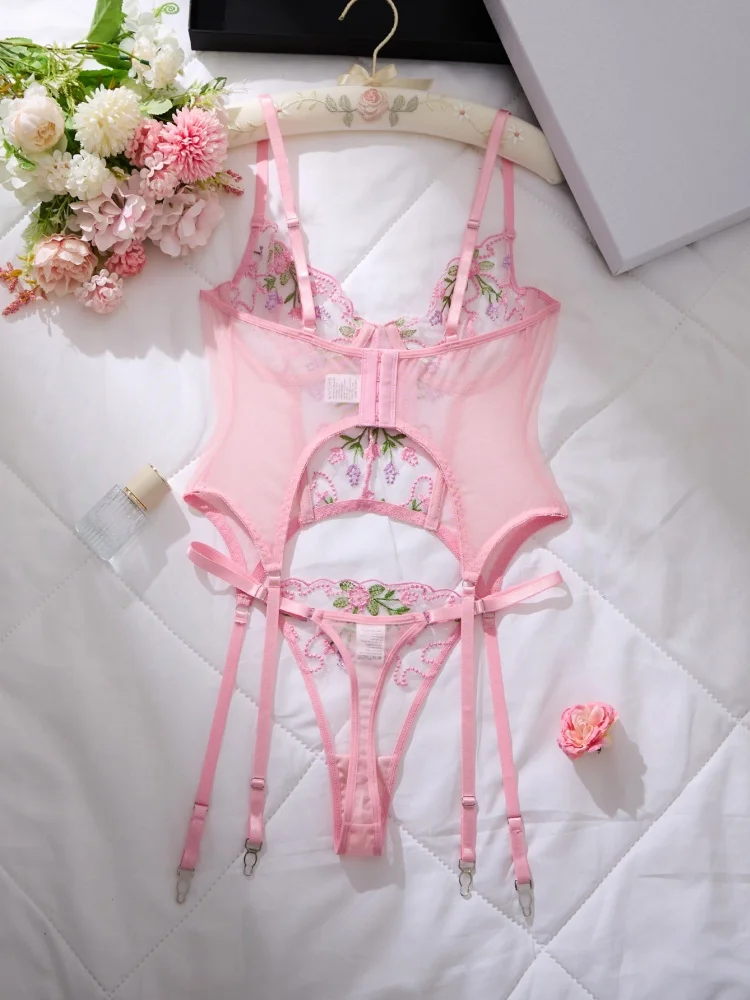 ملابس داخلية نسائية مع حزام رباط وردي تول ملابس داخلية مثيرة رومانسية مطرزة بالزهور طقم سراويل داخلية شفافة من خلال مجموعة الملابس الداخلية