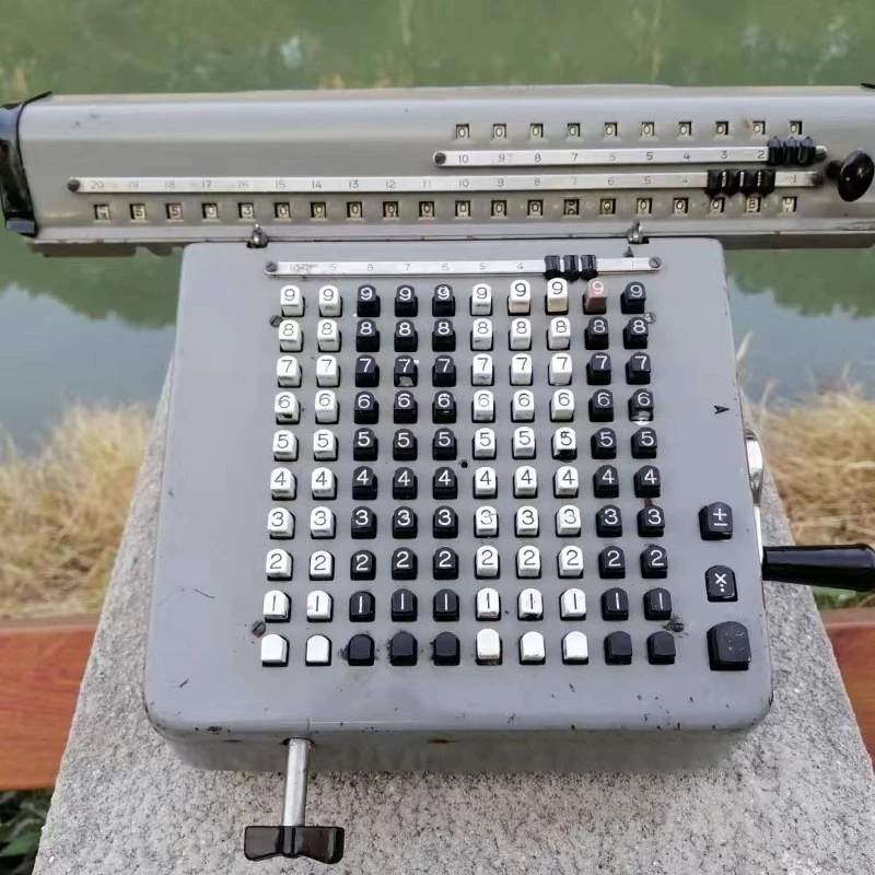 

Vintage hand-cranked computer calculator Antique calculator Old object Nostalgic collection Movie props Exhibition hall layout