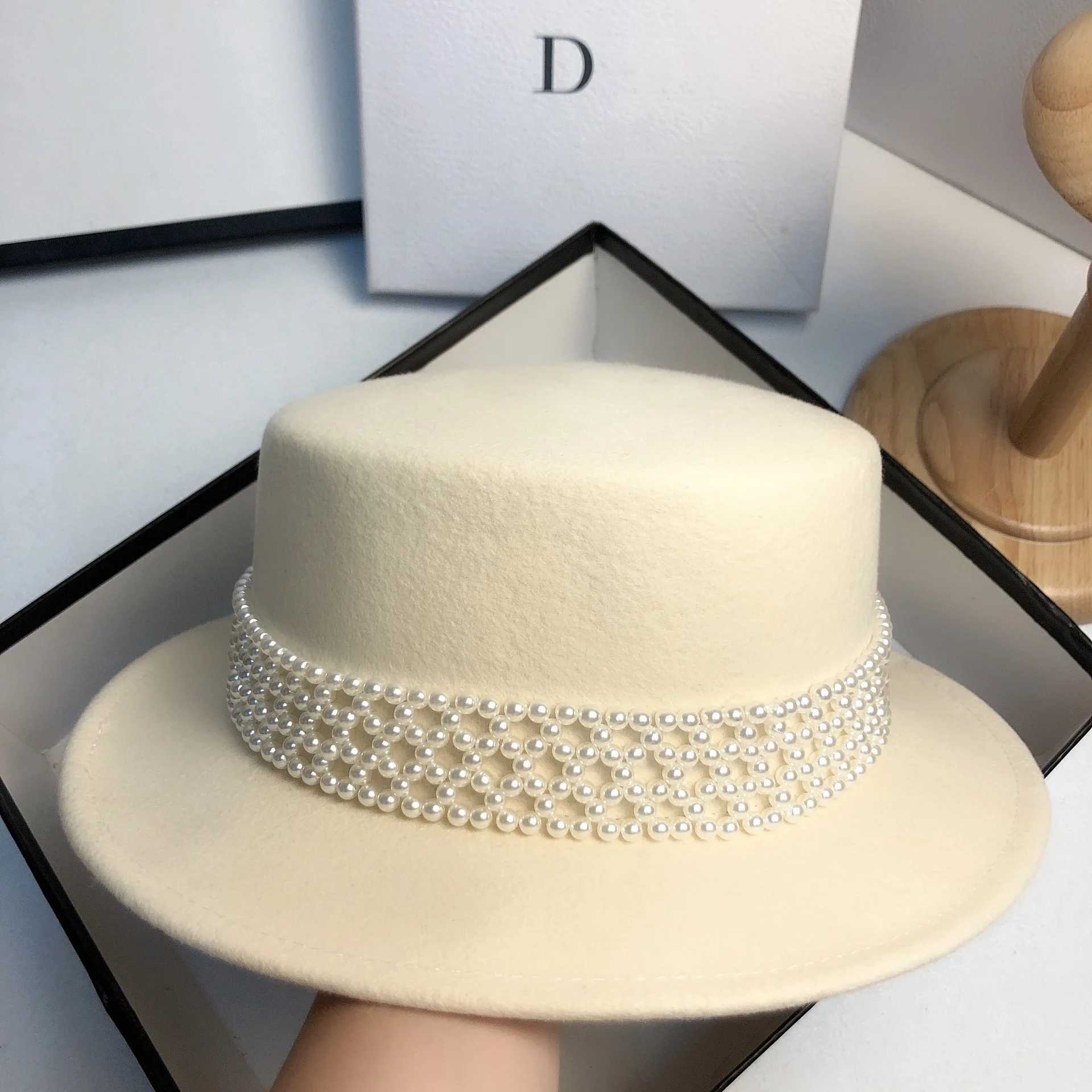 

Autumn and winter new pure color wool handmade pearl Hat Ladies elegant flat top hat autumn and winter British retro pearl hat