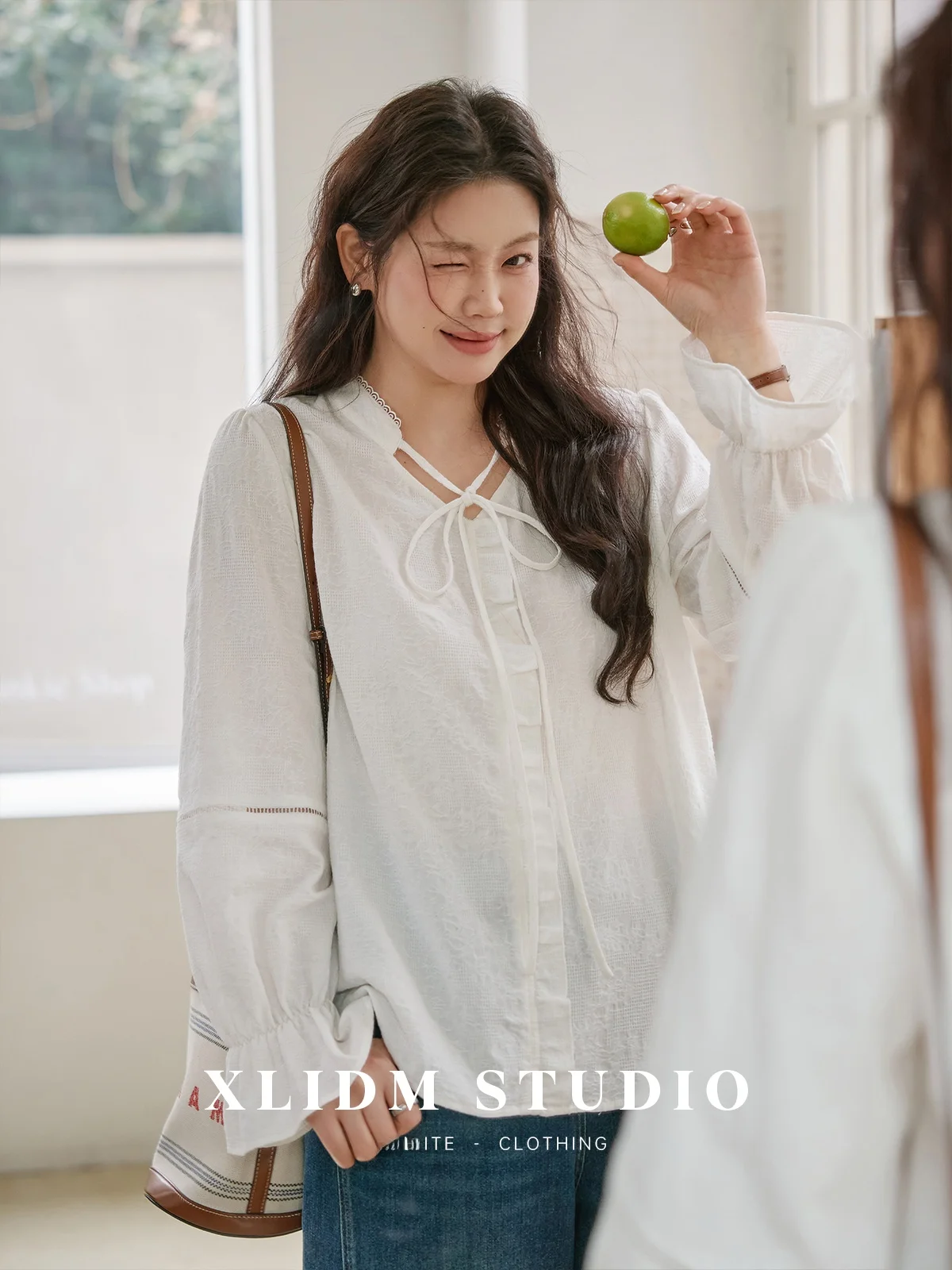 

Женская хлопковая блузка большого размера с рукавами-фонариками, V-образным вырезом и завязками, новая весенняя коллекция, повседневная, свободного кроя, с длинными рукавами, женский топ