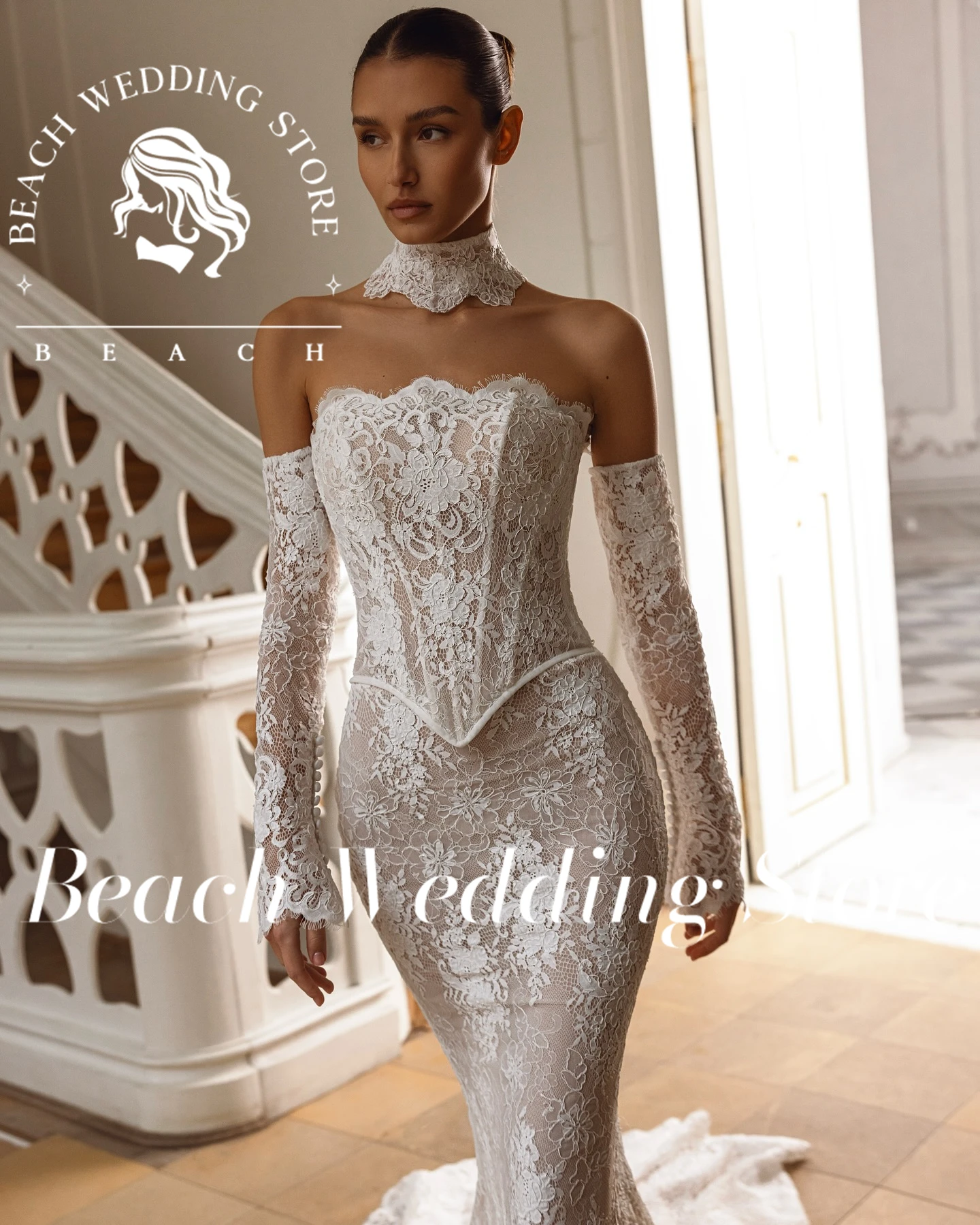 Abito da sposa a sirena senza schienale con maniche lunghe in pizzo con collo alto personalizzato da spiaggia Abito da sposa elegante con strascico lungo