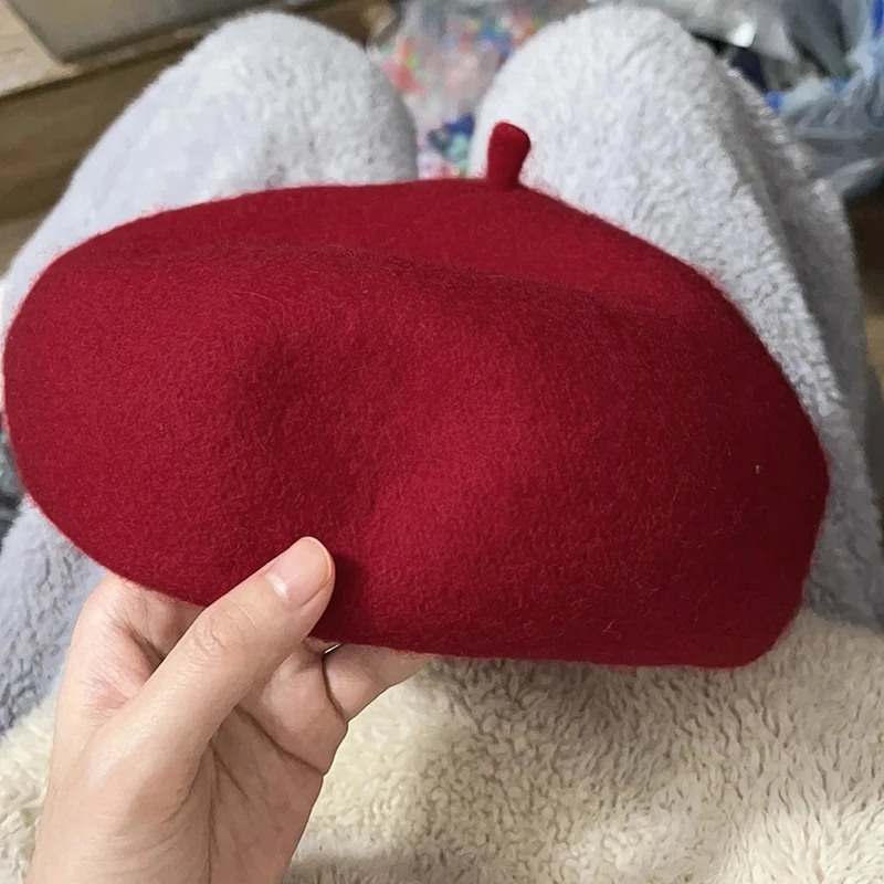 Serie TV Mercoledì 2 Agnes Cappello Cosplay Ragazza Carino Berretto di lana vintage Autunno Inverno Berretto rosso caldo Accessorio per costume di Halloween