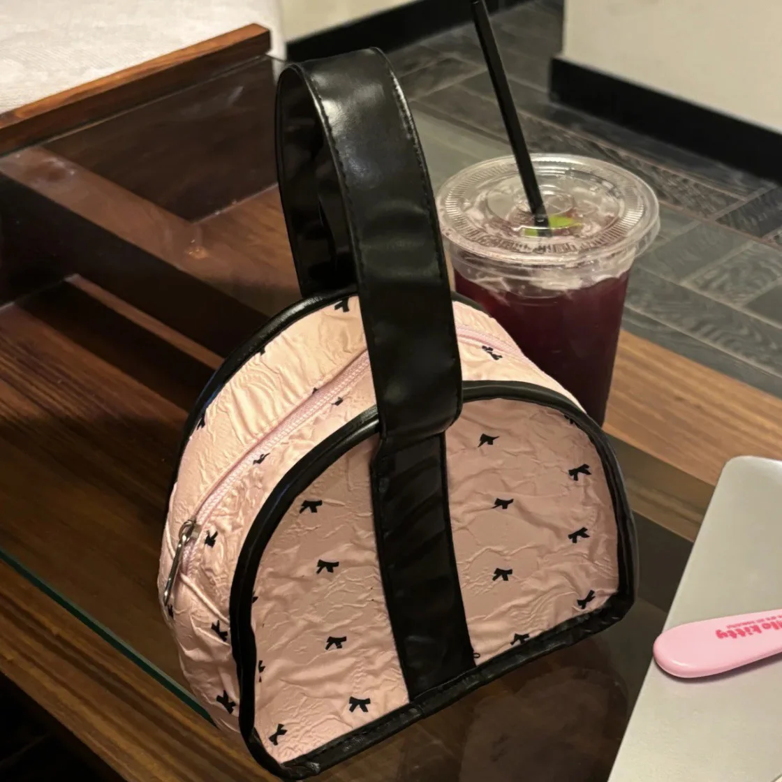 Π§Π΅ΡΠ½ΠΎ-ΡΠΎΠ·ΠΎΠ²Π°Ρ ΡΡΠΌΠΊΠ° Ρ Π±Π°Π½ΡΠΎΠΌ Y2k Kawaii Bow Knot ΠΠΈΠ·Π°ΠΉΠ½Π΅ΡΡΠΊΠ°Ρ ΡΠΎΡΠΊΠΎΡΠ½Π°Ρ ΠΆΠ΅Π½ΡΠΊΠ°Ρ ΡΡΠΌΠΊΠ° ΠΠ΅Π½ΡΠΊΠ°Ρ Π΄ΠΎΡΠΎΠΆΠ½Π°Ρ ΠΏΠΎΡΡΠ°ΡΠΈΠ²Π½Π°Ρ ΡΡΠΌΠΊΠ° Π΄Π»Ρ Ρ
ΡΠ°Π½Π΅Π½ΠΈΡ ΠΠ΅Π½ΡΠΊΠ°Ρ Π»Π΅ΡΠ½ΡΡ ΡΡΠΌΠΊΠ° Π§Π΅ΡΠ½ΠΎ-ΡΠΎΠ·ΠΎΠ²Π°Ρ ΡΡΠΌΠΊΠ° Ρ Π±Π°Π½ΡΠΎΠΌ Y2k Kawaii Bow Knot ΠΠΈΠ·Π°ΠΉΠ½Π΅ΡΡΠΊΠ°Ρ ΡΠΎΡΠΊΠΎΡΠ½Π°Ρ ΠΆΠ΅Π½ΡΠΊΠ°Ρ ΡΡΠΌΠΊΠ° ΠΠ΅Π½ΡΠΊΠ°Ρ Π΄ΠΎΡΠΎΠΆΠ½Π°Ρ ΠΏΠΎΡΡΠ°ΡΠΈΠ²Π½Π°Ρ ΡΡΠΌΠΊΠ° Π΄Π»Ρ Ρ
ΡΠ°Π½Π΅Π½ΠΈΡ ΠΠ΅Π½ΡΠΊΠ°Ρ Π»Π΅ΡΠ½ΡΡ ΡΡΠΌΠΊΠ°