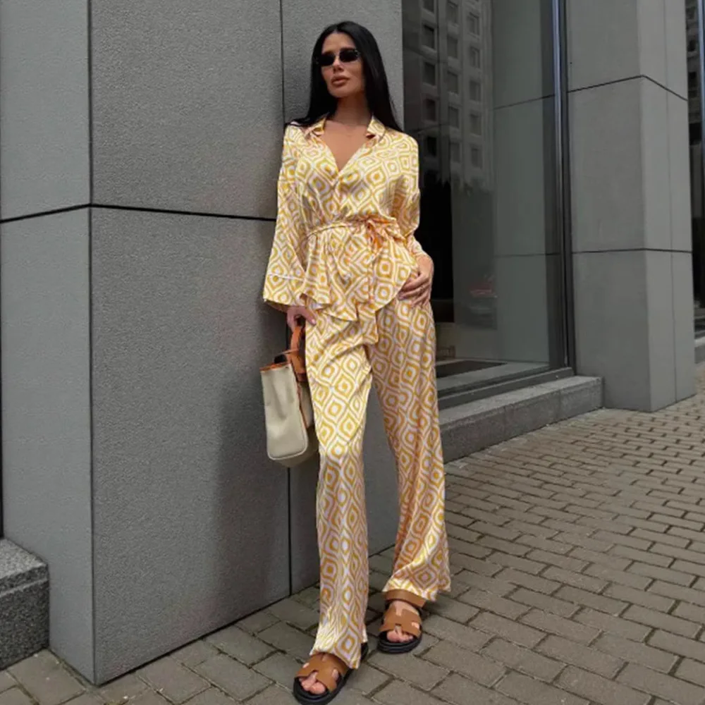 

Женский осенний комплект из двух предметов с принтом, топ с v-образным вырезом и поясом, затянутая талия, длинный рукав, топ для женщин, широкие брюки, женские свободные наряды