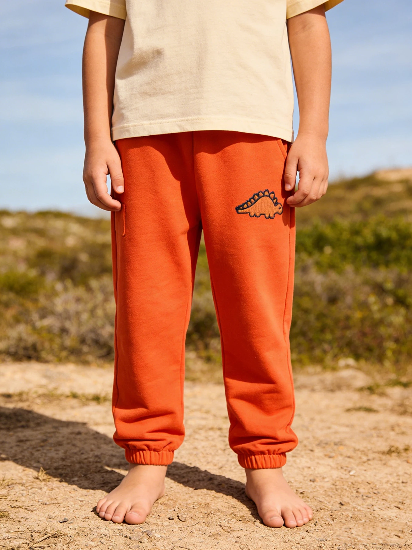 Orange Jogginghose mit Dinosauriermuster für Kinder, Polyester-Strick-Jogginghose für Jungen und Mädchen, vielseitige Alltagshose mit elastischem Bund