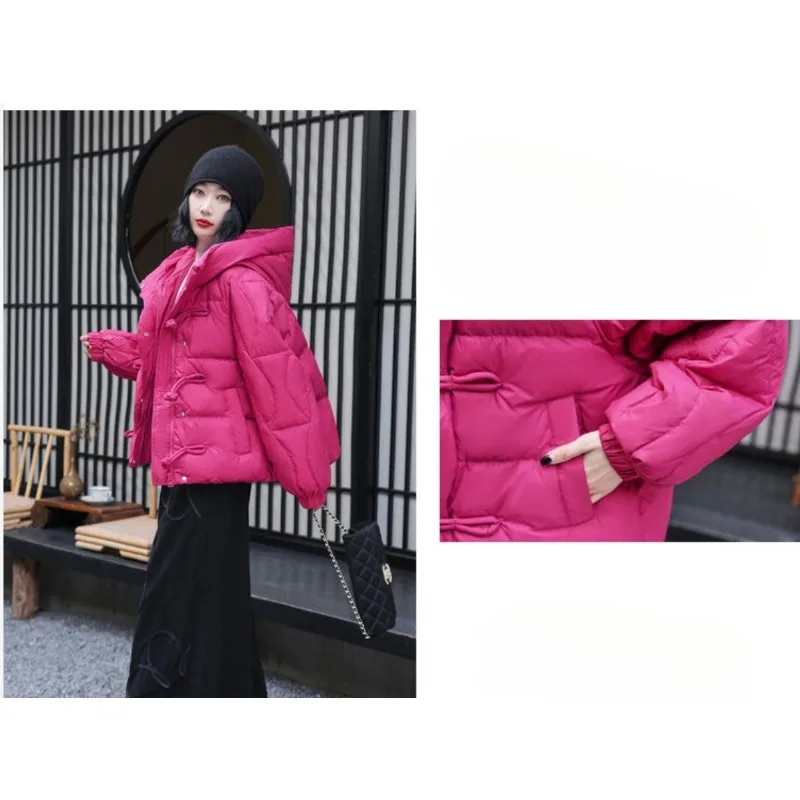 A nova jaqueta de inverno para mulheres curto com capuz um com estilo étnico fivelas grossas feitas retro pato branco para baixo casaco solto quente