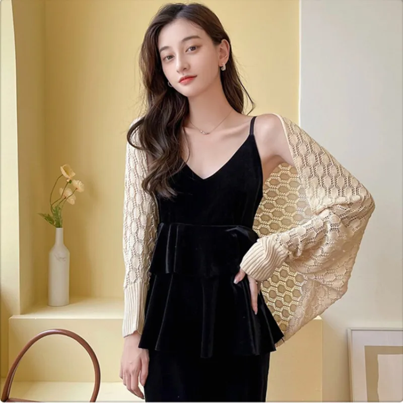 

In summer, the honeycomb office can wear a small ice silk shawl hollowed out outside the air-conditioned room.