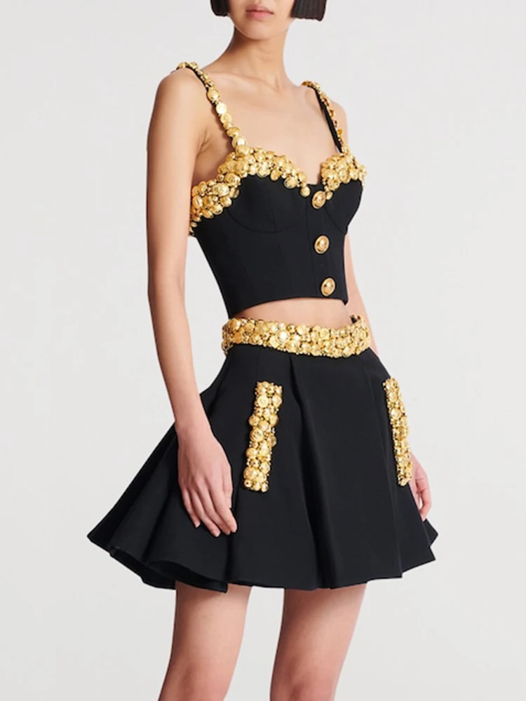 VC zwarte tweedelige set jurk met gouden knopen luxe crop top en hoge taille a-lijn rok outfit mode bijeenkomsten vakantiekleding