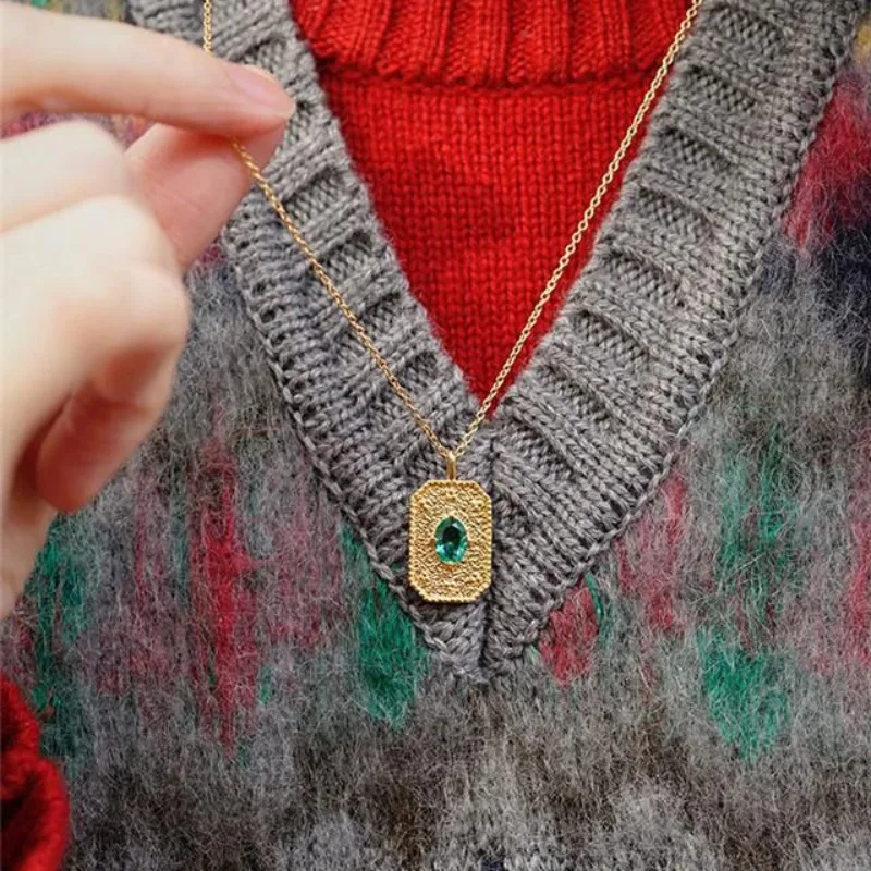 Original design trendy retro square necklace high-end texture elegant fashion inlaid green gemstones pendant banquet jewelry