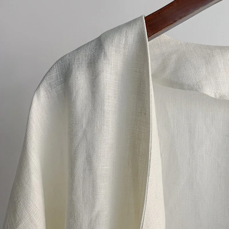 Modny lniany top bez guzików z zakrzywionymi rękawami i dekoltem w szpic na rok 2025