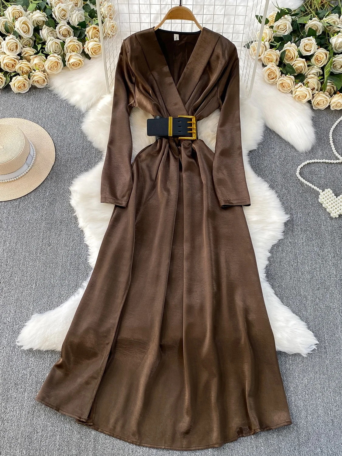 Elegancka satynowa długa spódnica damska z dekoltem w serek, z paskiem, wyszczuplająca, z rozcięciem, z wysoką talią, w kształcie litery A, idealna do pracy.