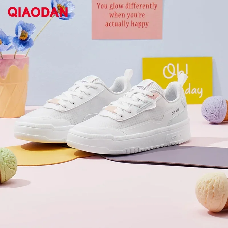 QIAODAN повседневная обувь для доски, женские дышащие носимые легкие кроссовки, новинка 2025, сетчатые уличные кроссовки XM26220510