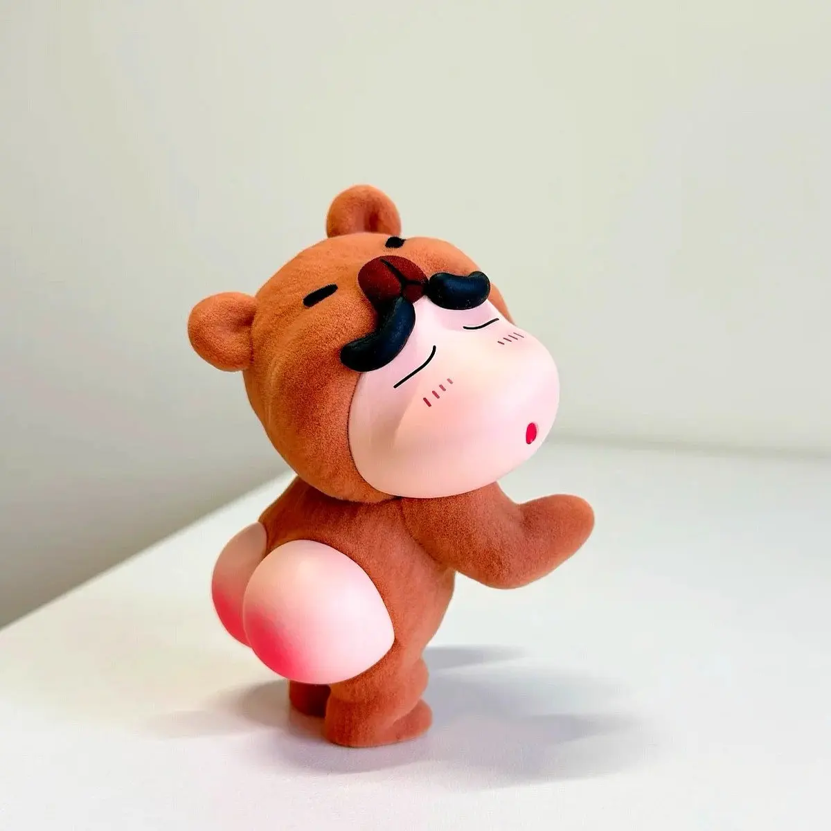 Crayon Shin-chan flocado Shin-chan caja ciega modelo dibujos animados Anime estatuilla lindo y curativo adorno de escritorio