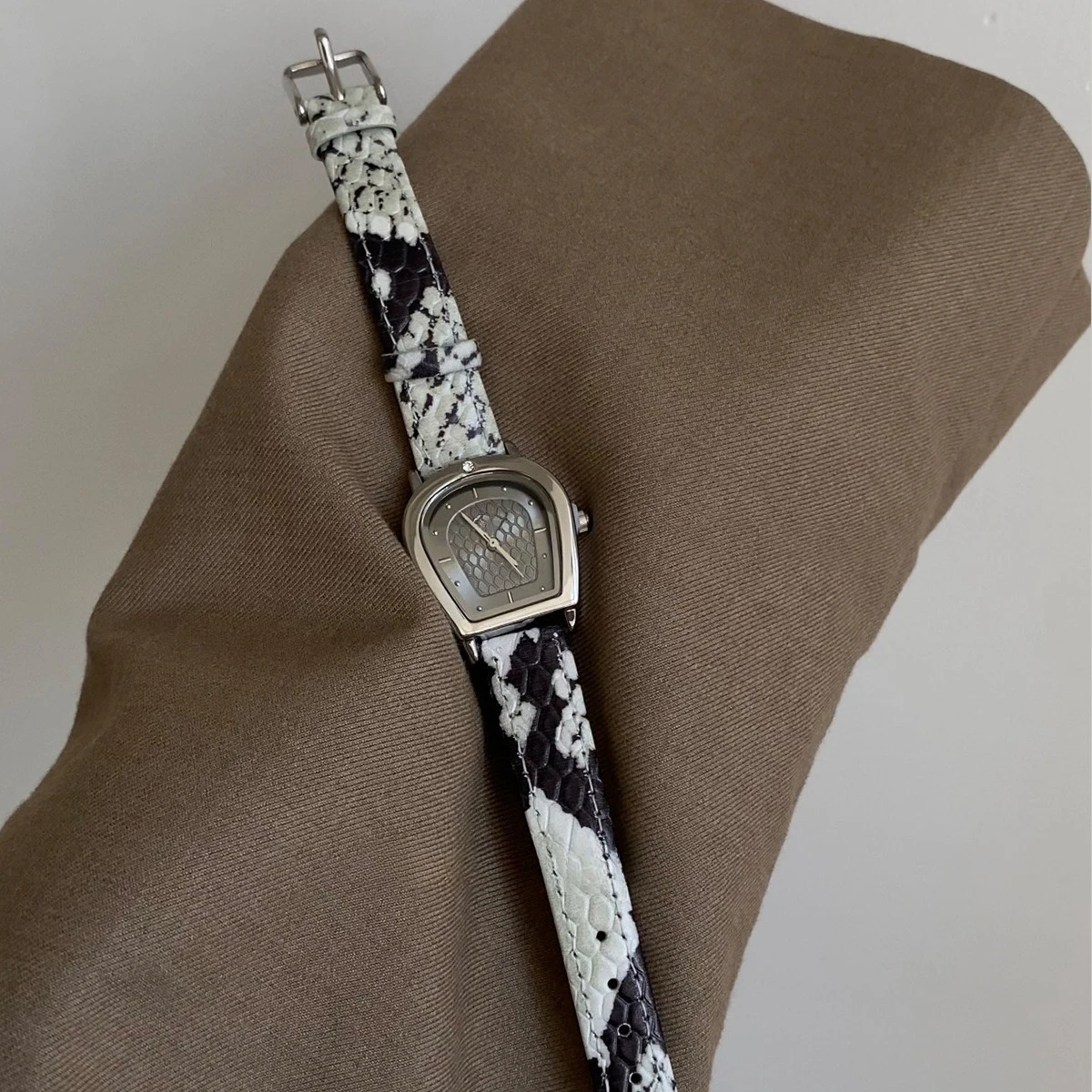 ساعة نسائية بنمط الأفعى الأبيض بتصميم حزام من الجلد بمزاج عصري ومزاج عالي الإحساس #3