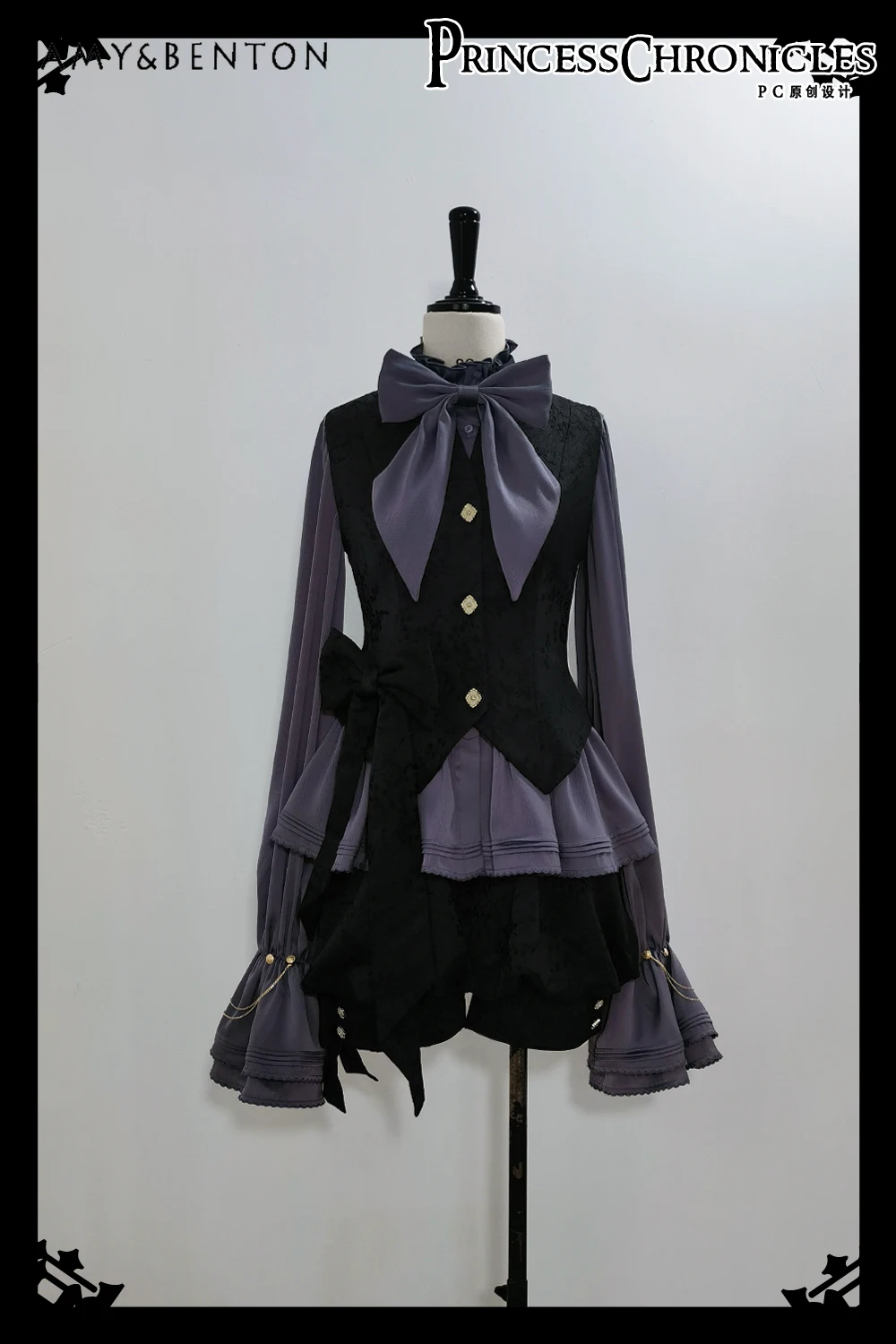 

2025Элегантный комплект из трех предметов, женские шорты в британском стиле ретро в стиле Лолиты, тонкий жилет в стиле ретро с милым бантом, рубашка с рукавами-фонариками, жаккардовые шорты