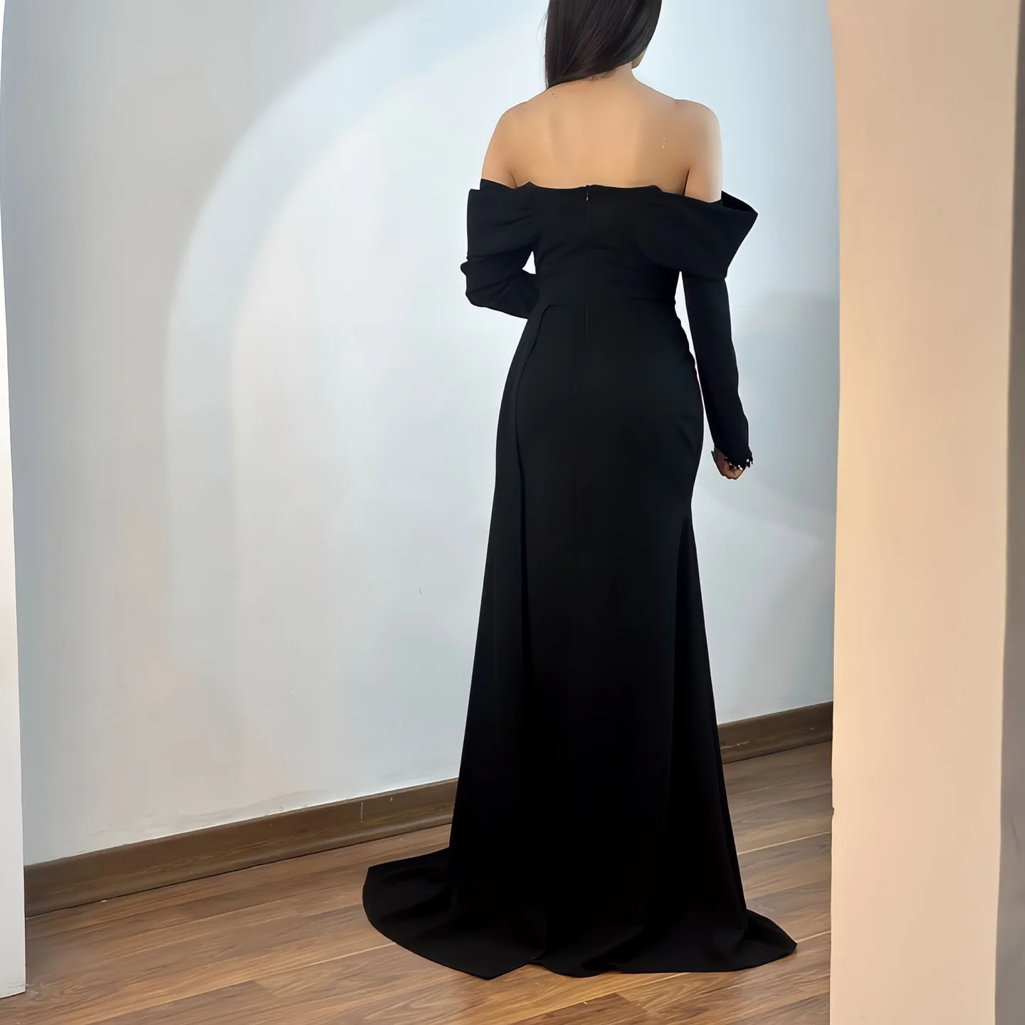 فستان سهرة أسود براقة من Jirocum بدون أكتاف وأكمام طويلة من حجر الراين بفتحة عالية مع ذيل فستان رسمي للحفلات