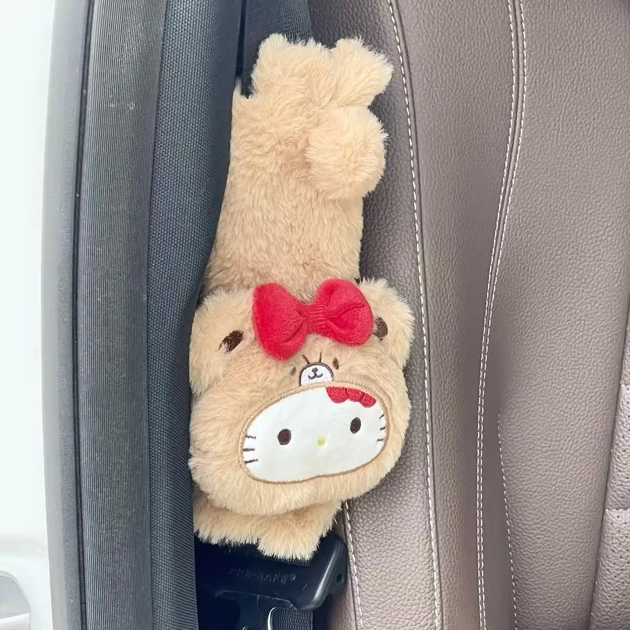 愛らしいハローキティのヘッドレスト、カーシートベルトカバー、車用ぬいぐるみシートクッション、ネックランバーサポート、漫画風クッション、女の子へのプレゼント