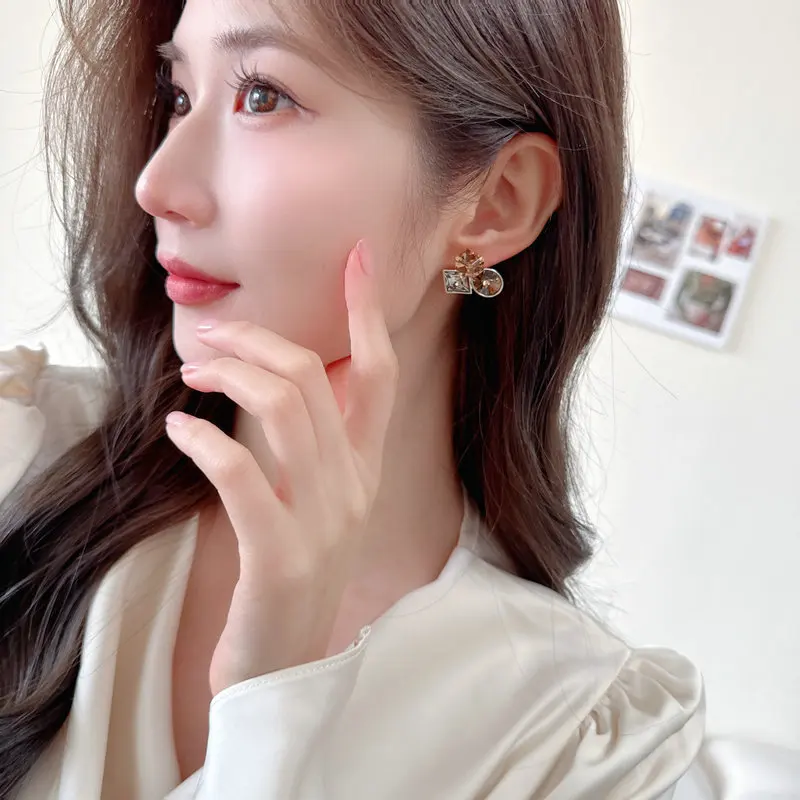 Geometric three-dimensional square earrings for women, s925 silver needle, simple design sense, niche style, retro earrings