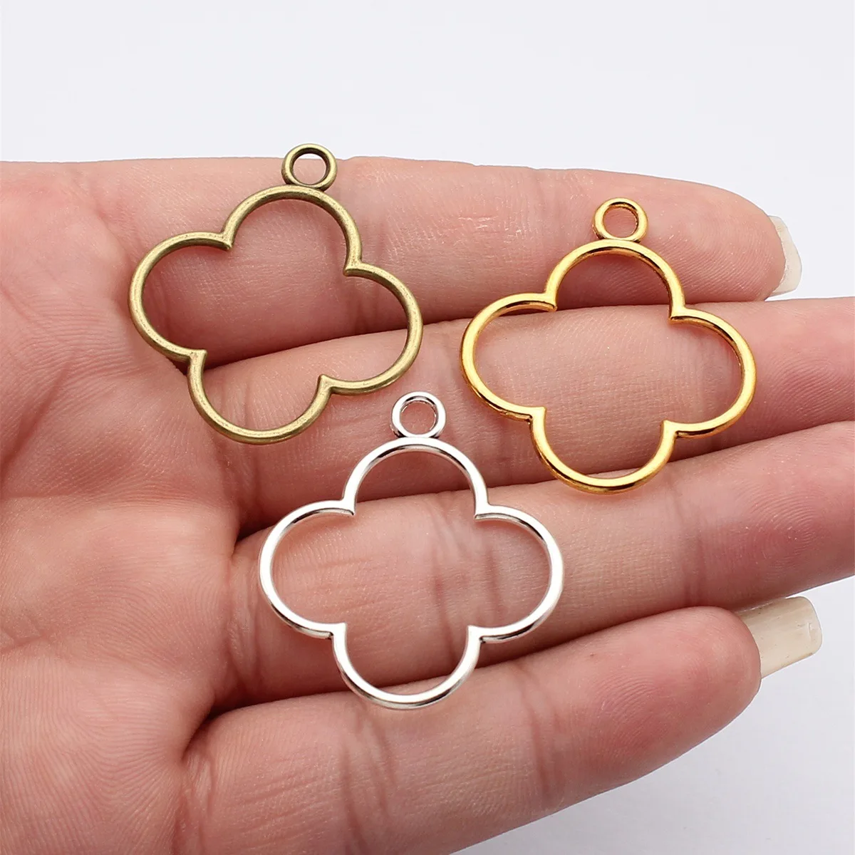 WYSIWYG 10pcs 37x32mm 3 Colors Hollowed-Out Geometric Flower Frame Pendant