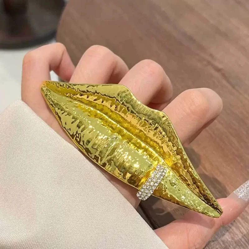 Exaggerated large lip texture brooch with unique female personality design, sparkling diamond lip ring accessory trend-