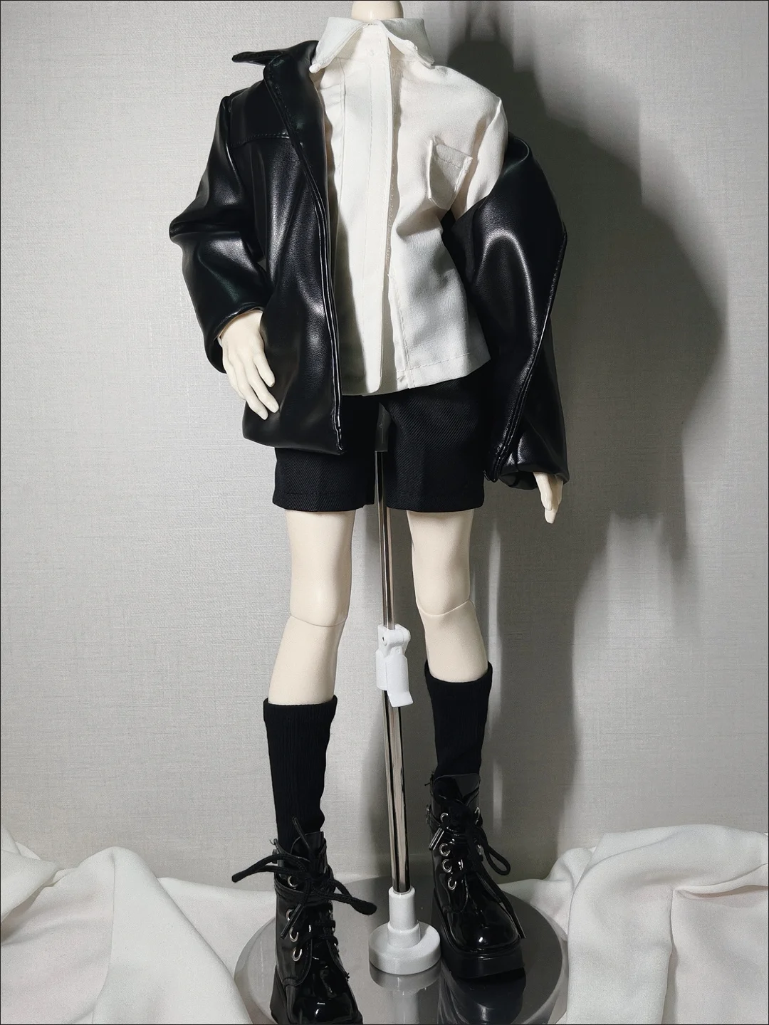 

Одежда для кукол BJD подходит для больших кукол 1/4 и размера 4. Кожаная куртка+рубашка+шорты+носки+галстук — 5-предметный комплект в американском стиле