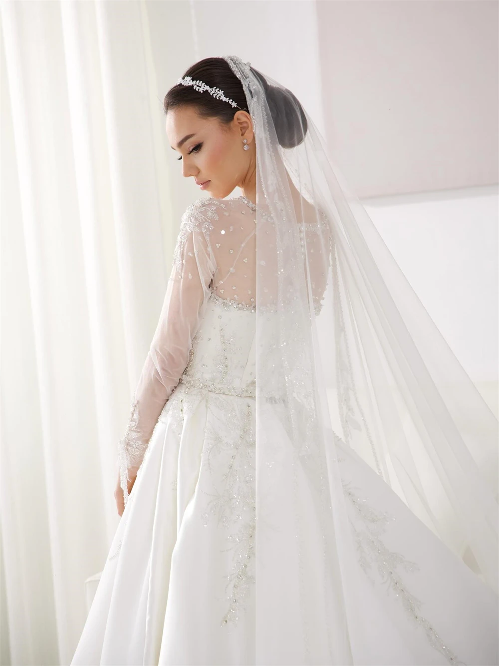 Aangepaste elegante witte satijnen trouwjurk formele o-hals lange mouwen bruidsjurken zachte a-lijn kapel trein vestido de novia