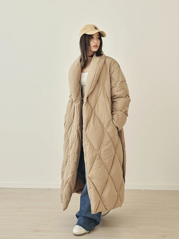 سترة فاخرة X-long للنساء لشتاء 2025 معطف منتفخ دافئ سميك مع وشاحات بلون سادة جودة عالية INKEO DJ579