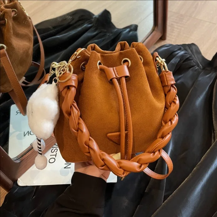 

Модная матовая дизайнерская портативная сумка-мешок, женская осень-зима 2025, новая популярная универсальная сумка через плечо