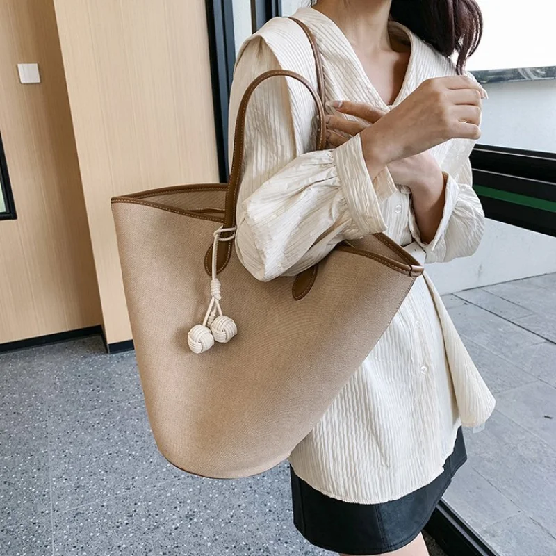 

Fashionable Trendy Shopper Bag For Women Large Capacity In Solid Color With Elegant Leather Classic Finish
