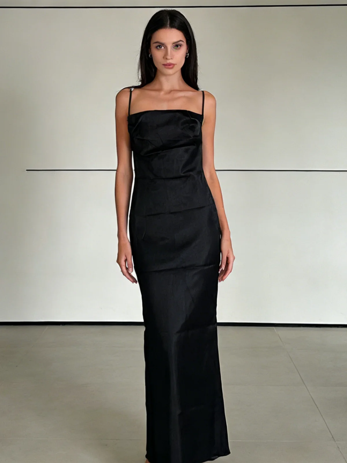 Sommerliches, hochgeschlitztes, rückenfreies, trägerloses Midikleid im sexy Socialite-Stil – Neues Ins-Kleid