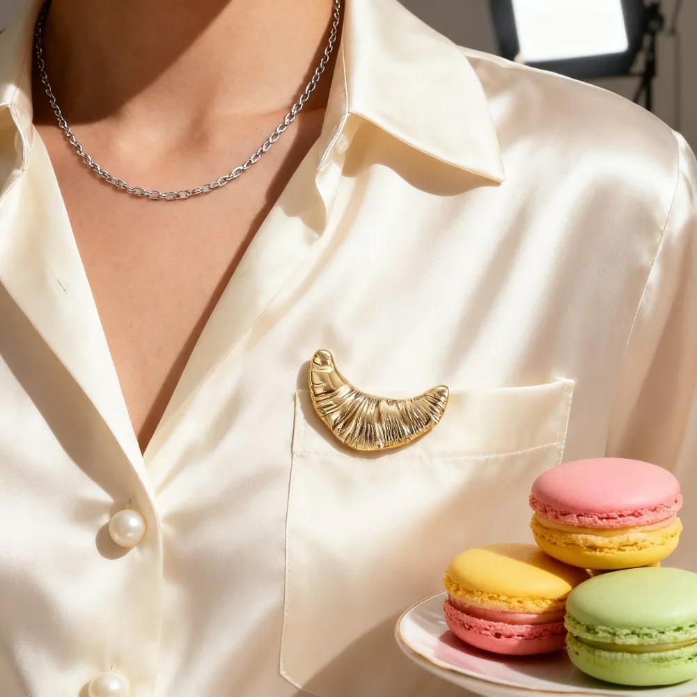 Croissant Shaped Metal Brooch Pin Retro Gold Silver Tone Crescent Pastry Design Clothing Accessories Unisex Lapel Badge Gift