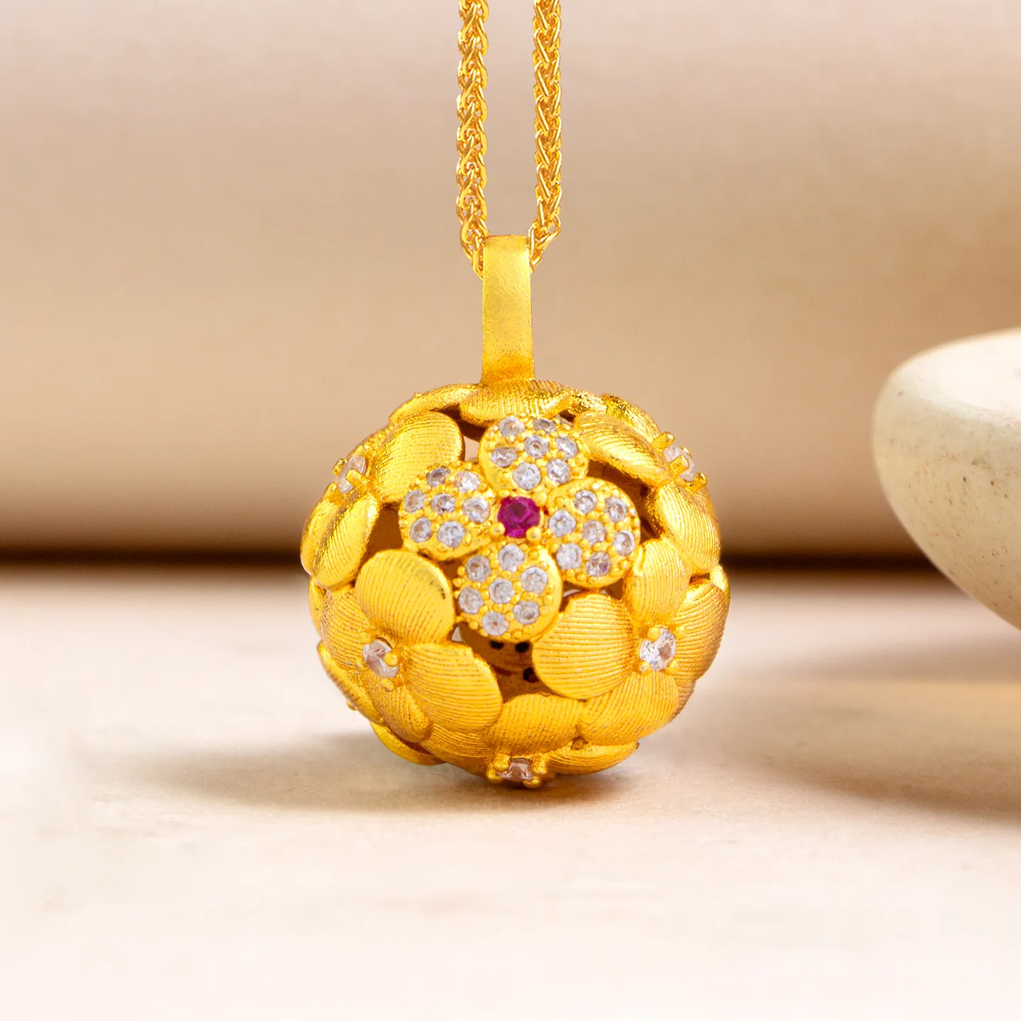 

Роскошное женское ожерелье с подвеской-шаром из чистого золота 24K 9999 пробы, с полым матовым покрытием и вышивкой