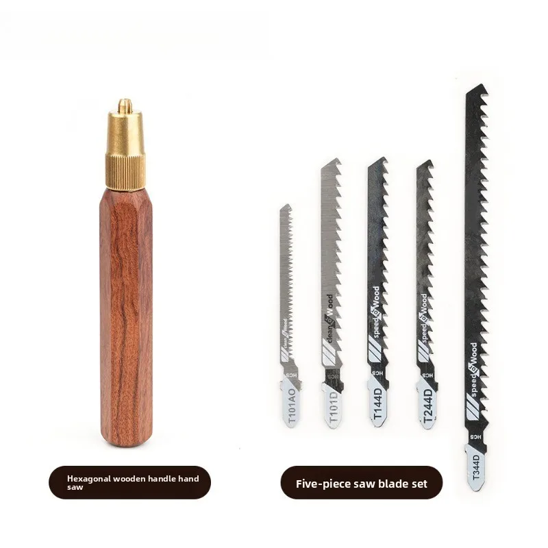 Una sierra de mano pequeña con mango de madera con hojas de sierra intercambiables, dientes finos y gruesos, es una herramienta de carpintería manual para jardín