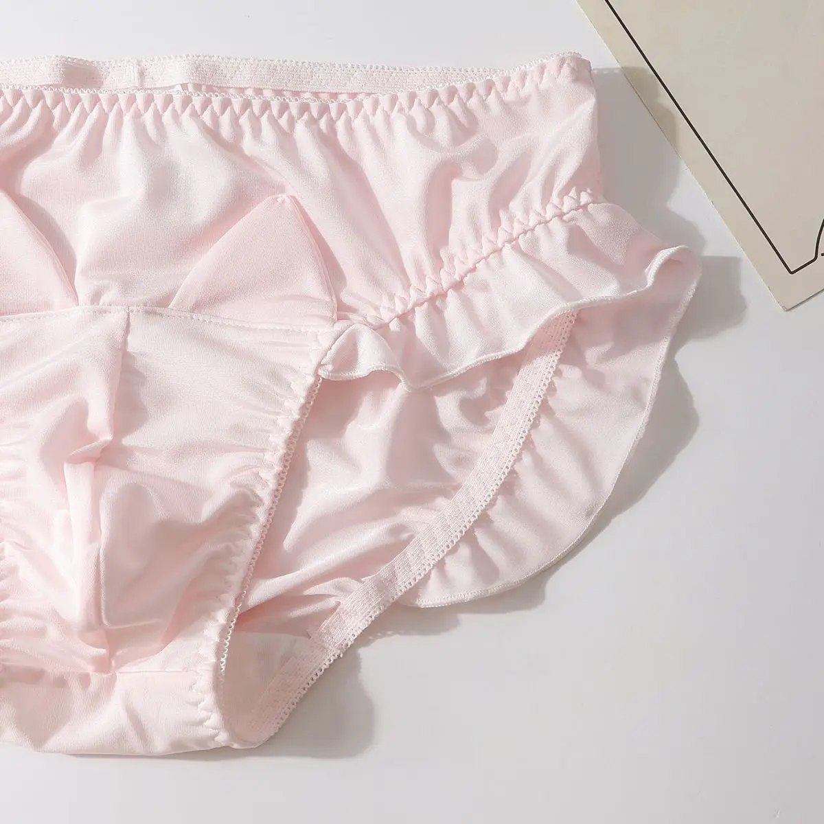 ชุดชั้นในเซ็กซี่ กางเกงในชายแบบน่ารัก กางเกงในชายแบบมีระบาย นุ่ม สบาย ระบายอากาศได้ดี สัมผัสนุ่มดุจแพรไหม