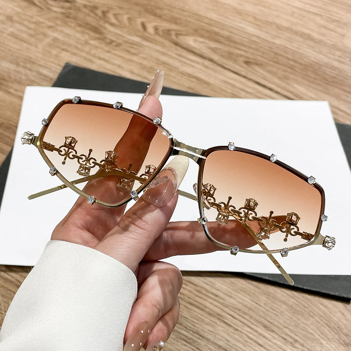 1 Stück Damen-Sonnenbrille, neuer Stil, modische Nische, luxuriöser Stil, diamantbesetzte Rose, hochwertiges Weihnachtsgeschenk, tägliche Reise, Straße