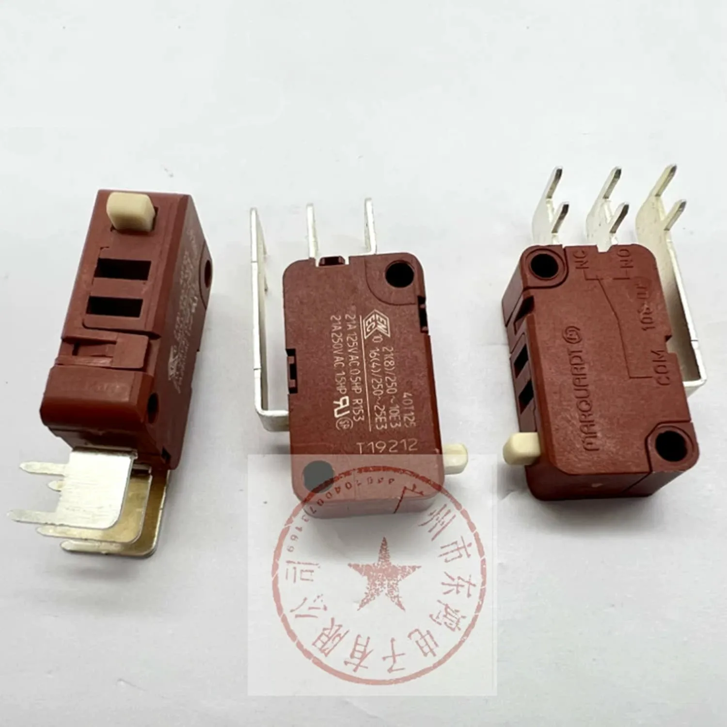 

Оригинальный новый 100% микропереключатель M4RQU4RD7, 3 контакта, 21 А, 1 открытый, 1 закрытая ножка, ширина 4,8 мм