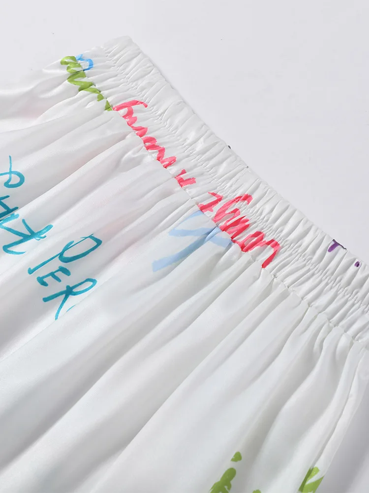 Damen Zweiteiler Set: Farbenfrohe Bluse mit Graffiti-Buchstaben-Print, Hemdkragen und Weite Hose – Urlaubskleidung – Detail 9